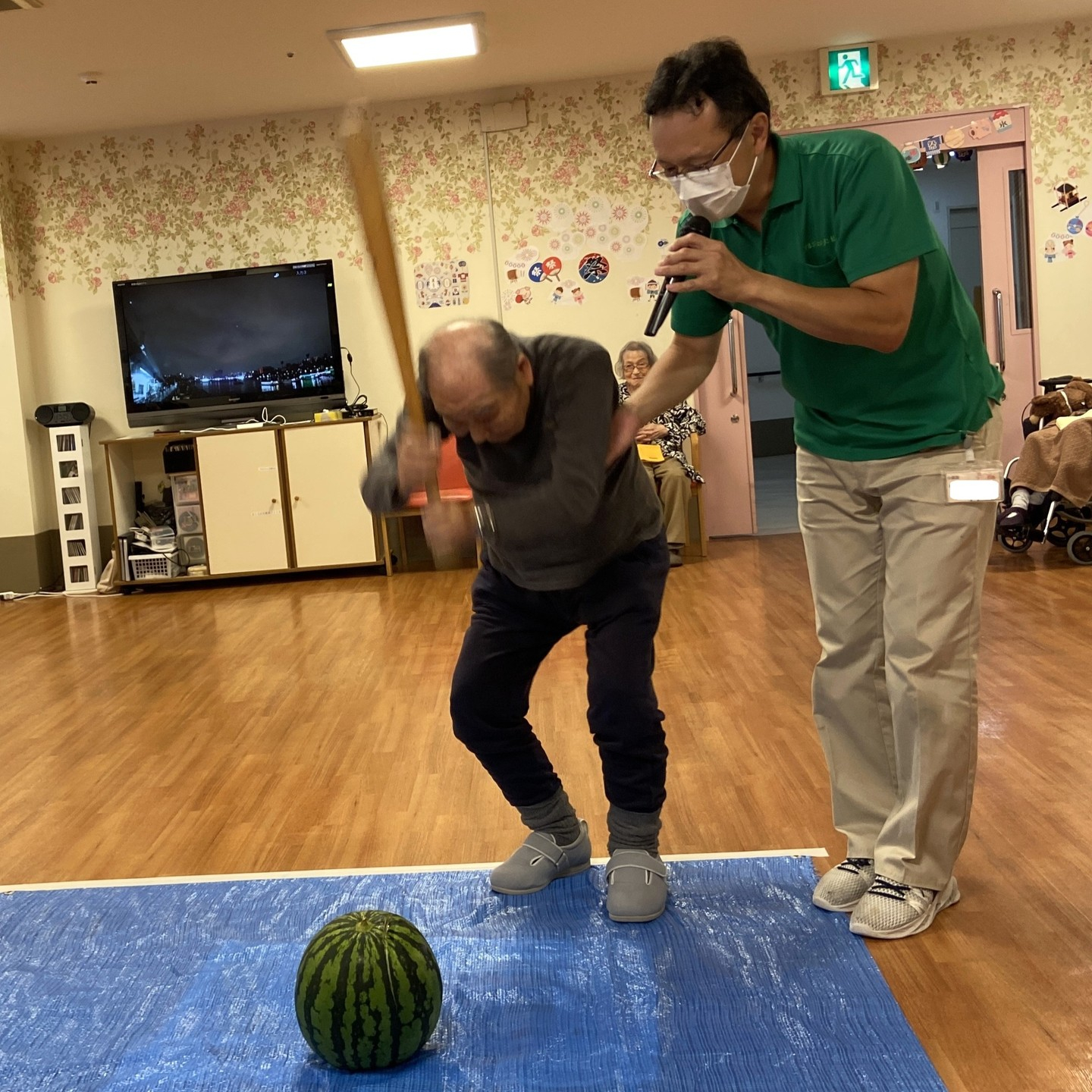 解禁だぁ～！！すいか割りだよ🍉