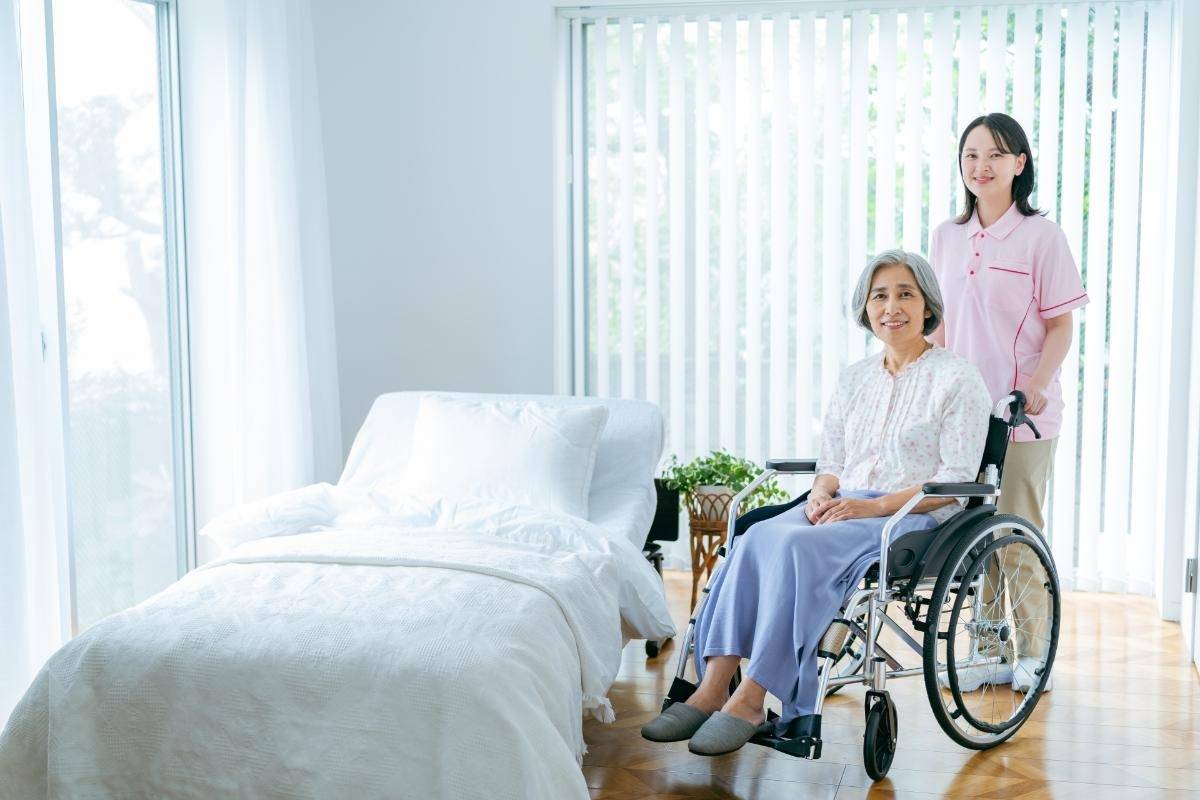 老人ホームにおけるベッドの選び方、安全性と機能性で失敗しないためのポイント