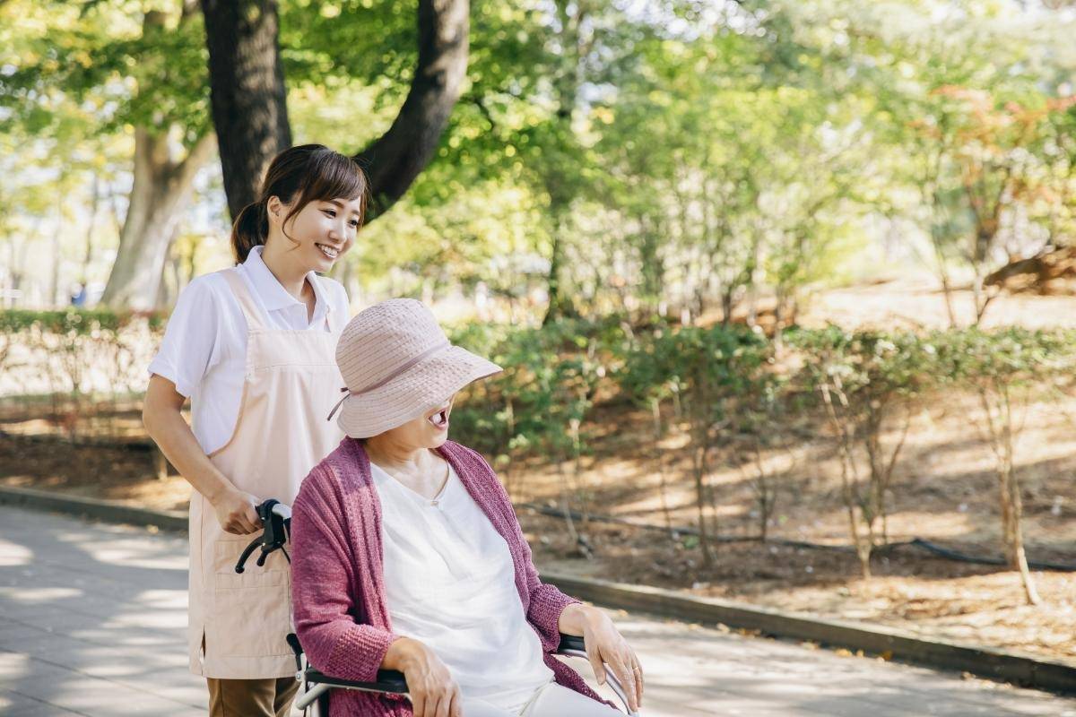 グループホームと老人ホームの違いを知るための費用や支援体制について