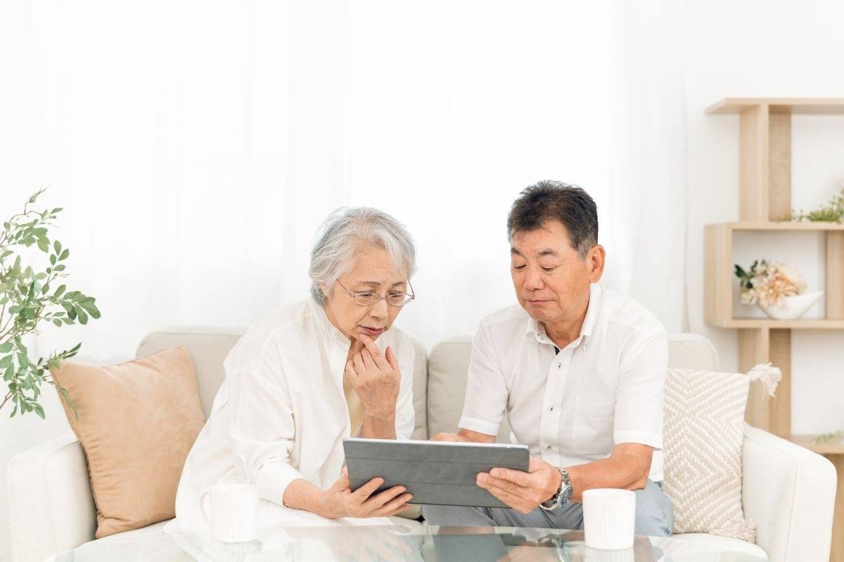 デイサービスと老人ホームの違いを比較！介護費用と向いている人の選び方