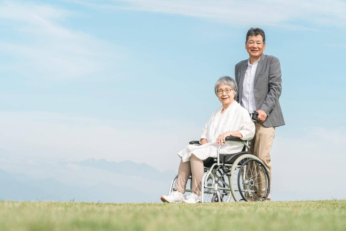 老人ホームに入居していても旅行は可能？外出や外泊のルールと安心の介護サポート